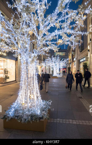 Nachtansicht von Weihnachtsdekorationen und Lichtern auf dem Multrees Walk gehobene Einkaufspassage in Edinburgh, Schottland, Großbritannien Stockfoto
