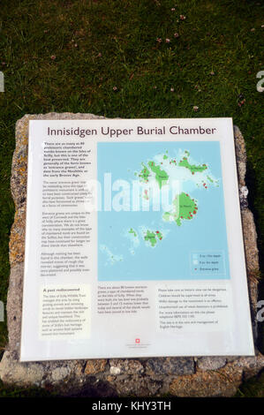 Information Board für innisidgen Beerdigung obere Kammer auf der Insel St Marys in der Scilly-inseln, Großbritannien. Stockfoto