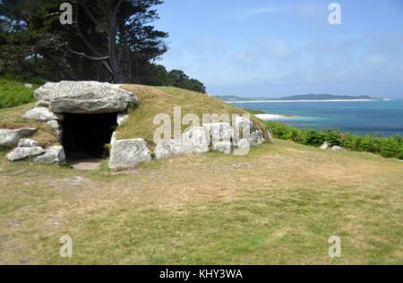 Die alten Innisidgen obere Grabkammer auf der Insel St Marys in der Scilly-inseln, Großbritannien. Stockfoto