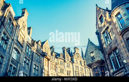 Ansicht von alten Mietshäusern auf der Cockburn Street in der Altstadt von Edinburgh , Schottland, Großbritannien. Stockfoto