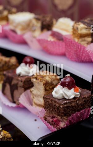 Süße Frühstück Buffet mit Kuchen und Muffins in einer Pyramide gestapelt - leckere Kuchen: Schokolade und Gelee Stockfoto