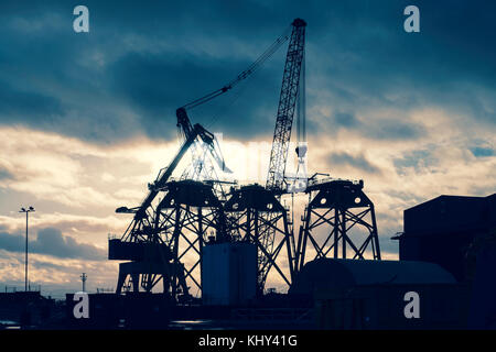 Blick auf Burntisland Herstellungen Yard in Burntisland in Fife, Schottland, Großbritannien. Sie fabrizieren Plattformen und Module, die für die Öl-, Gas- und Renewa Stockfoto