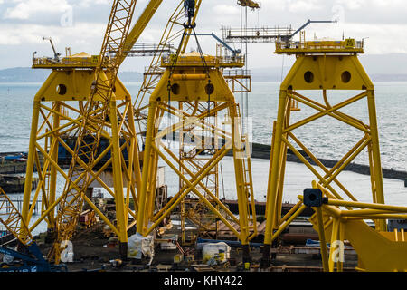 Blick auf Burntisland Herstellungen Yard in Burntisland in Fife, Schottland, Großbritannien. Sie fabrizieren Plattformen und Module, die für die Öl-, Gas- und Renewa Stockfoto