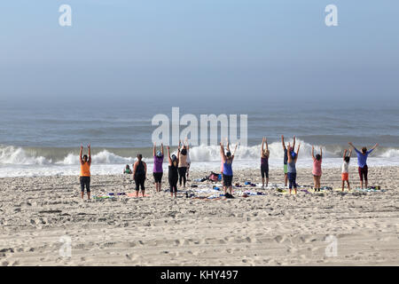 Strand Yoga, Fair Harbor, Fire Island, NY, USA Stockfoto