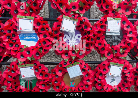 Mohnkränze links in Truro Cenotaph in Cornwall. Stockfoto