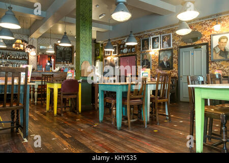 Das Innere des Truro Lounge Café Bar Restaurant im Truro Stadtzentrum. Stockfoto