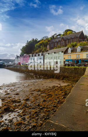 Reihen von bunten Häusern mit Blick auf den Hafen von Portree, der größten Stadt auf der Insel Skye, Highland, Schottland, UK Stockfoto