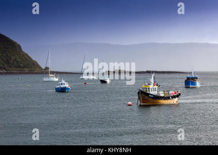 Sortierte bunte Boote vor Anker im Hafen von Portree auf der Insel Skye, Highland, Schottland, UK Stockfoto