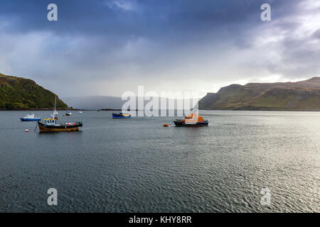 Sortierte bunte Boote und die portree Rettungsboot vor Anker im Hafen von Portree auf der Insel Skye, Highland, Schottland, UK Stockfoto