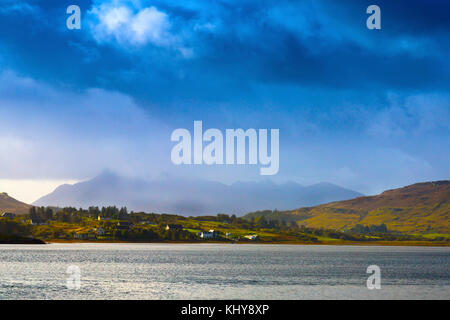 Niedrige Wolke abheben von den Oberseiten der Black Cuillin Hills gesehen aus über Loch Portree auf der Insel Skye, Innere Hebriden, Schottland, Großbritannien Stockfoto