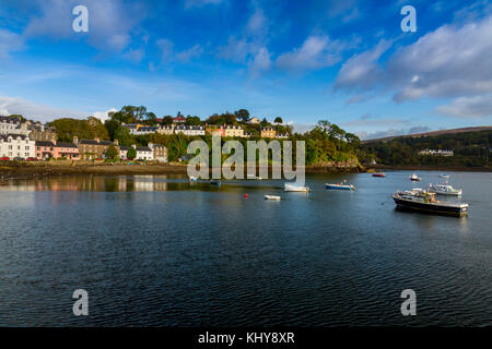 Reihen von bunten Häusern mit Blick auf den Hafen von Portree, der größten Stadt auf der Insel Skye, Highland, Schottland, UK Stockfoto