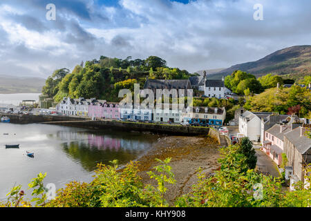 Reihen von bunten Häusern mit Blick auf den Hafen von Portree, der größten Stadt auf der Insel Skye, Highland, Schottland, UK Stockfoto