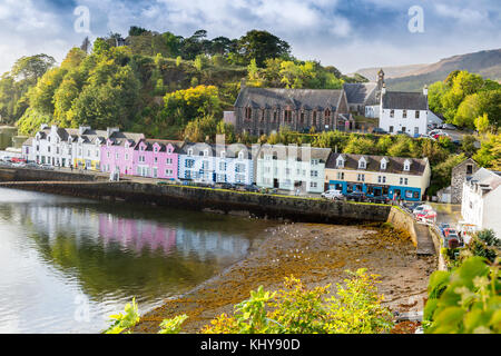 Reihen von bunten Häusern mit Blick auf den Hafen von Portree, der größten Stadt auf der Insel Skye, Highland, Schottland, UK Stockfoto