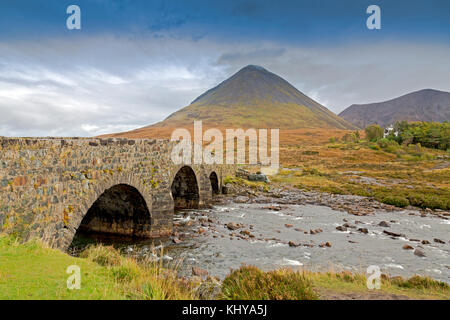 Die River Sligachan und die alte Straße Brücke vor Glamaig (775 m) - der höchste der einsamen Red Cuillin Hills auf der Insel Skye, Schottland, Großbritannien Stockfoto