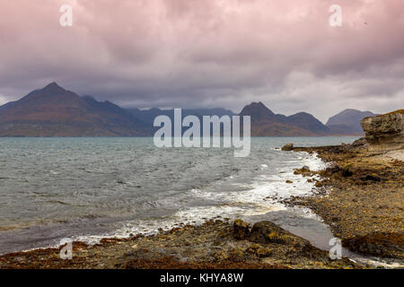 Brütende Wolken und dunklen Himmel über dem Schwarzen Cuillin Hills von elgol Strand gesehen auf der Insel Skye, Schottland, Großbritannien hängen Stockfoto