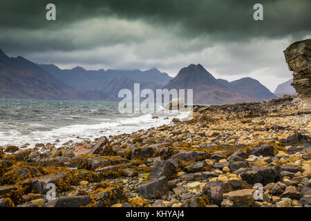 Brütende Wolken und dunklen Himmel über dem Schwarzen Cuillin Hills von elgol Strand gesehen auf der Insel Skye, Schottland, Großbritannien hängen Stockfoto