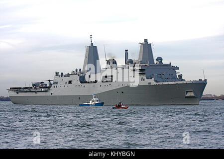 Die USS New York ist ein Schiff, das im November 2009 im Hudson River angedockt wurde. Das Schiff ist besonders für seine Konstruktion bekannt, die teilweise aus Stahl hergestellt wurde, der nach den Angriffen von 9/11 aus dem World Trade Center zurückgewonnen wurde, was die Widerstandsfähigkeit und den Wiederaufbau symbolisiert. Stockfoto