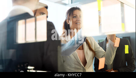 Creative Business Leute, die an Business Projekt im Büro Stockfoto