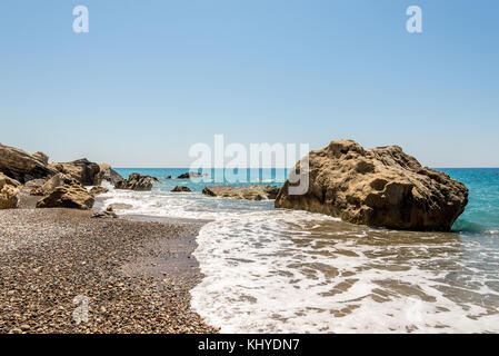 Küste Landschaft mit einem großen Felsen auf einem Ufer am Ende von pissouri Strand, Limassol, Zypern Stockfoto