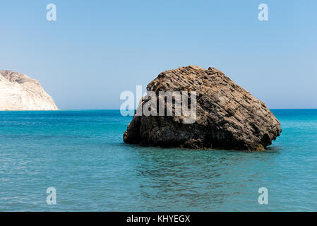 Malerische riesige Felsen im türkisblauen Mittelmeer in der Nähe von Aphrodite Felsen in Zypern Stockfoto