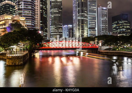 Herrliche Sicht auf den Fluss Singapur mit der Wolkenkratzer des Financial District bei Nacht in Singapur in Südostasien Stockfoto