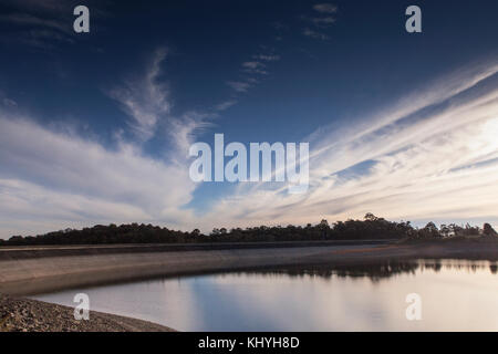 Blick in Richtung Wand von Sugarloaf Reservoir, aus Wasser Seite Stockfoto