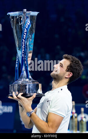 Grigor Dimitrov (Bulgarien) mit seinem siegertrophäe 2017 während der nitto ATP World Tour 2017 der letzte Tag in der o2, London, England am 19. November 2017. Foto von Andy Rowland. Stockfoto