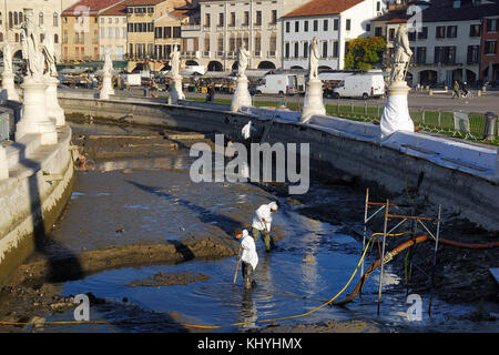 Padua, Italien. November 2017. Padua, archäologische Ausgrabung des antiken römischen Theaters Zairo. Die Arbeiten haben begonnen, das antike römische Theater, das vom Schlamm und dem Wasser des Kanals der Isola Memmia in Prato della Valle versteckt ist, ans Licht zu bringen. Auch ein Fahrrad erinnert an Schlamm. Das Theater stammt wahrscheinlich aus dem Jahr 60-70 DC. Quelle: Ferdinando Piezzi/Alamy Live News Stockfoto