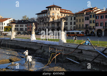 Padua, Italien. November 2017. Padua, archäologische Ausgrabung des antiken römischen Theaters Zairo. Die Arbeiten haben begonnen, das antike römische Theater, das vom Schlamm und dem Wasser des Kanals der Isola Memmia in Prato della Valle versteckt ist, ans Licht zu bringen. Auch ein Fahrrad erinnert an Schlamm. Das Theater stammt wahrscheinlich aus dem Jahr 60-70 DC. Quelle: Ferdinando Piezzi/Alamy Live News Stockfoto