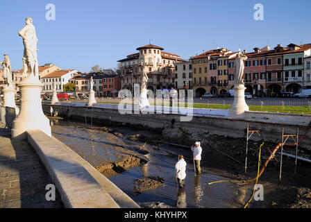 Padua, Italien. November 2017. Padua, archäologische Ausgrabung des antiken römischen Theaters Zairo. Die Arbeiten haben begonnen, das antike römische Theater, das vom Schlamm und dem Wasser des Kanals der Isola Memmia in Prato della Valle versteckt ist, ans Licht zu bringen. Auch ein Fahrrad erinnert an Schlamm. Das Theater stammt wahrscheinlich aus dem Jahr 60-70 DC. Quelle: Ferdinando Piezzi/Alamy Live News Stockfoto