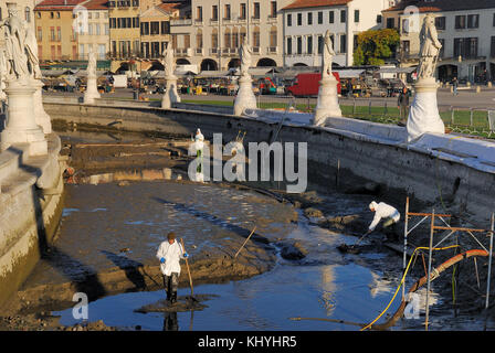 Padua, Italien. November 2017. Padua, archäologische Ausgrabung des antiken römischen Theaters Zairo. Die Arbeiten haben begonnen, das antike römische Theater, das vom Schlamm und dem Wasser des Kanals der Isola Memmia in Prato della Valle versteckt ist, ans Licht zu bringen. Auch ein Fahrrad erinnert an Schlamm. Das Theater stammt wahrscheinlich aus dem Jahr 60-70 DC. Quelle: Ferdinando Piezzi/Alamy Live News Stockfoto