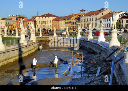 Padua, Italien. November 2017. Padua, archäologische Ausgrabung des antiken römischen Theaters Zairo. Die Arbeiten haben begonnen, das antike römische Theater, das vom Schlamm und dem Wasser des Kanals der Isola Memmia in Prato della Valle versteckt ist, ans Licht zu bringen. Auch ein Fahrrad erinnert an Schlamm. Das Theater stammt wahrscheinlich aus dem Jahr 60-70 DC. Quelle: Ferdinando Piezzi/Alamy Live News Stockfoto