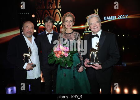 Berlin, Deutschland. November 2017. Der Künstler Ai Weiwei (von links nach rechts), der Fußballtrainer Joachim „Jogi“ Low, die Schauspielerin Maria Furtwangler und der ehemalige Bundespräsident Joachim Gauck stehen am 16. November 2017 in Berlin auf der Bühne. Die Hubert Burda Media Company vergibt die Bambis jedes Jahr an nationale und internationale Künstler, Athleten und andere prominente Persönlichkeiten sowie engagierte Bürger, die für einen guten Zweck arbeiten. Quelle: Jörg Carstensen/dpa/Alamy Live News Stockfoto