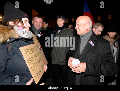 Der Präsidentschaftskandidat Michal Horacek (rechts) trifft auf die Menschen während der Demonstration "Wahrheit hat keine Alternative", die neben den 1989 Ereignissen, die zum Fall des Kommunismus führten, am Freitag, den 17. November, in Prag, Tschechien, erinnerte, 2017. der Tag des Kampfes für Freiheit und Demokratie am 17. November erinnert an Studentendemonstrationen nach der Besetzung durch die Nazis im Jahr 1939 und gegen das kommunistische Regime im Jahr 1989. Die kommunistische Polizei sperrte am 17. November 1989 im Prager Zentrum einen Studentenprotest ab und verprügelte dann die Teilnehmer brutal. Die Polizeigewalt hat die Ereignisse ausgelöst Stockfoto