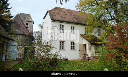 Roecken, Deutschland. November 2017. Bäume umgeben das malerische Geburtshaus des Philosophen Friedrich Wilhelm Nietzsche (1844–1900) in Roecken, Deutschland, 15. November 2017. Eine Gedenkstätte mit einem kleinen Museum, Nietzsches Geburtsort, eine Taufkapelle aus dem 12. Jahrhundert und Nietzsches Grab erinnern an Nietzsches Leben und Werk. Quelle: Sebastian Willnow/dpa-Zentralbild/dpa/Alamy Live News Stockfoto