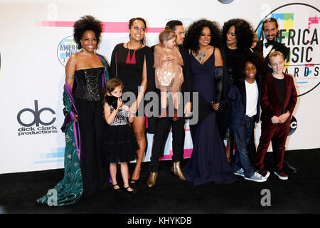 Los Angeles, USA. November 2016. Rhonda Ross Kendrick (l-r), Evan Ross, Chudney Ross, Diana Ross, Tracee Ellis Ross, und Ross Naess posiert im Pressesaal der American Music Awards 2017, Amas, im Microsoft Theatre in Los Angeles, USA, am 19. November 2017. Hinweis: Hubert Boesl - KEIN KABELSERVICE - Credit: Hubert Boesl/dpa/Alamy Live News Stockfoto