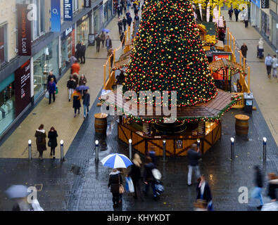 20. November 2017. Shopping im Stadtzentrum von Bristol auf einem nassen Montag Mittag mal im November. © Herr standfast/alamy leben Nachrichten Stockfoto