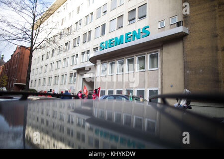 Berlin, Deutschland. November 2017. Ein Blick auf das Siemens-Werk an der Huttenstraße in Berlin, 20. November 2017. Quelle: Jörg Carstensen/dpa/Alamy Live News Stockfoto