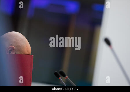 Düsseldorf, Deutschland. November 2017. Der Beklagte Burak H. sitzt am 20. November 2017 in einem Gerichtssaal des Hochsicherheitsflügels des Oberlandesgerichts Düsseldorf. Der Prozess gegen zwei syrische Repatriierte, die IS-Terroristen verdächtigt werden, hat hier begonnen. Quelle: Rolf Vennenbernd/dpa/Alamy Live News Stockfoto