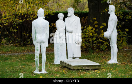 Luetzen, Deutschland. November 2017. Eine Skulptur mit Darstellungen des Philosophen Friedrich Wilhelm Nietzsche (1844–1900) des Künstlers Klaus Friedrich Messerschmidt, fotografiert in Roecken, einem Stadtteil von Luetzen, am 15. November 2017. An Nietzsches Leben und Werk erinnert ein Gedenkort mit dem Kunstwerk, einem kleinen Museum, seinem Geburtshaus, dem Taufhaus aus dem 12. Jahrhundert und dem Grab. Quelle: Sebastian Willnow/dpa-Zentralbild/dpa/Alamy Live News Stockfoto