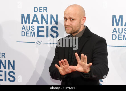 München, Deutschland. November 2017. Der Schauspieler Jürgen Vogel kommt zur Premiere des Films „der Mann aus dem Eis“ am 20. November 2017 in München. Der Film kommt am 30. November 2017 in die deutschen Kinos. Quelle: Tobias Hase/dpa/Alamy Live News Stockfoto