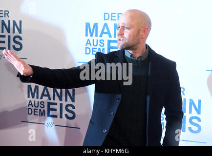 München, Deutschland. November 2017. Der Schauspieler Jürgen Vogel kommt zur Premiere des Films „der Mann aus dem Eis“ am 20. November 2017 in München. Der Film kommt am 30. November 2017 in die deutschen Kinos. Quelle: Tobias Hase/dpa/Alamy Live News Stockfoto