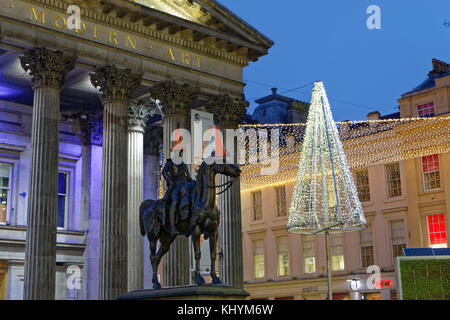 Glasgow, Schottland, Großbritannien. November. Glasgow liebt Weihnachten im ersten Jahr der neuen Stadt sahen Weihnachtslichter sie an ihrem ersten vollen Tag als Glaswegier dem Regen trotzten und zum ersten Mal frei sehen konnten Weihnachtslichter einschalten . Credit Gerard Ferry/Alamy Live News Stockfoto