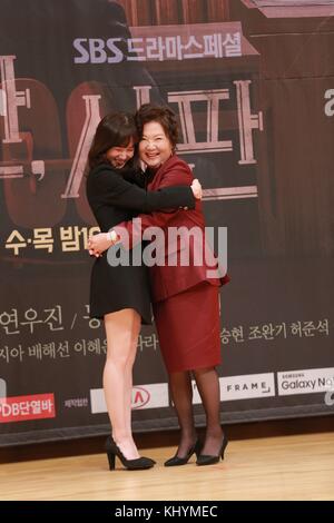 Seoul, Korea. 20 Nov, 2017. yeon Woo-jin und Park Eun-bin usw. nehmen an der Produktion Konferenz der SBS-Serie "Richter gegen Richter" in Seoul, Korea am 20. November 2017. (China und Korea Rechte) Credit: topphoto/alamy leben Nachrichten Stockfoto