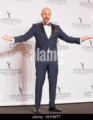 New York, Vereinigte Staaten. 20 Nov, 2017. maz jobrani stellt auf der Bühne Presse für 2017 International Emmy Awards im Hilton Hotel Credit: Lev radin/alamy leben Nachrichten Stockfoto