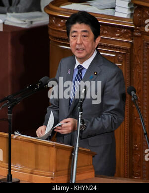 Shinzo Abe, 20. November 2017 : Japans Premierminister Shinzo Abe beantwortet Fragen von Oppositionellen während der Plenarsitzung im Unterhaus des Diet in Tokio, Japan am 20. November 2017. Stockfoto
