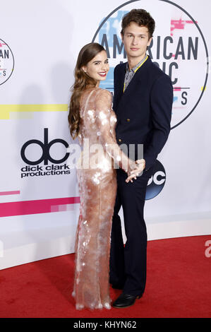 Ansel Elgort und seine Freundin Violetta Komyshan nehmen am 19. November 2017 an den American Music Awards 2017 im Microsoft Theater in Los Angeles, Kalifornien, Teil. Verwendung weltweit Stockfoto