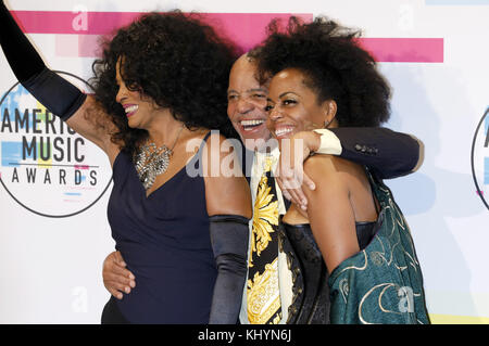 Diana Ross, Berry Gordy und Rhonda Ross Kendrick nehmen am 19. November 2017 an den American Music Awards 2017 im Microsoft Theater in Los Angeles, Kalifornien, Teil. Verwendung weltweit Stockfoto