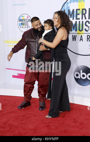 DJ Khaled, sein Sohn Asahd Tuck Khaled und seine Lebensgefährtin Nicole Tuck nehmen am 19. November 2017 an den American Music Awards 2017 im Microsoft Theater in Los Angeles, Kalifornien, Teil. Verwendung weltweit Stockfoto