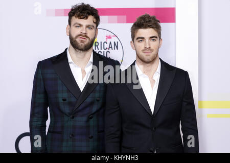 Alex Pall und Andrew Taggart (The Chainsmokers) nehmen am 19. November 2017 an den American Music Awards 2017 im Microsoft Theater in Los Angeles, Kalifornien, Teil. Verwendung weltweit Stockfoto